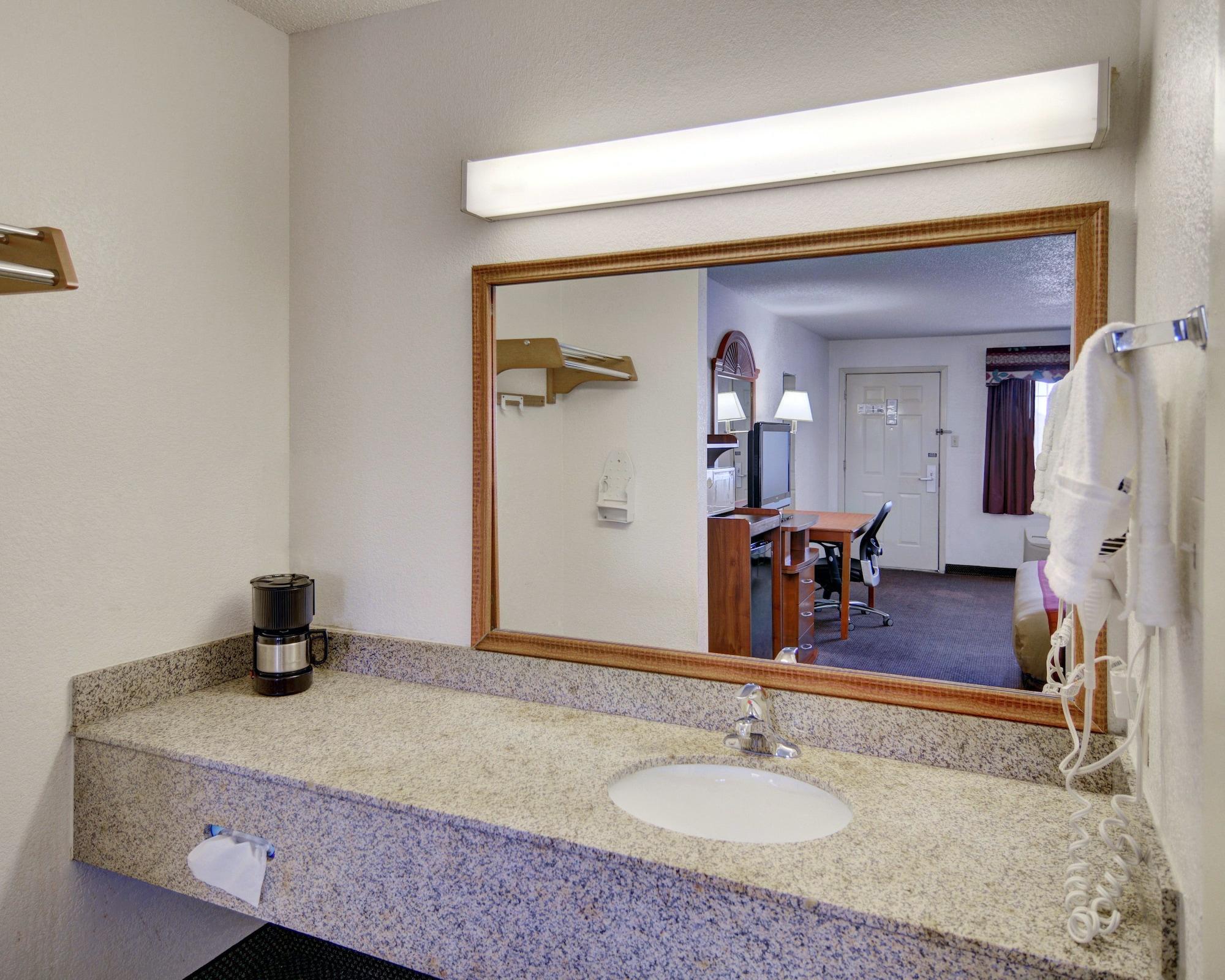 Super 8 By Wyndham Decatur Texas Hotel Bagian luar foto