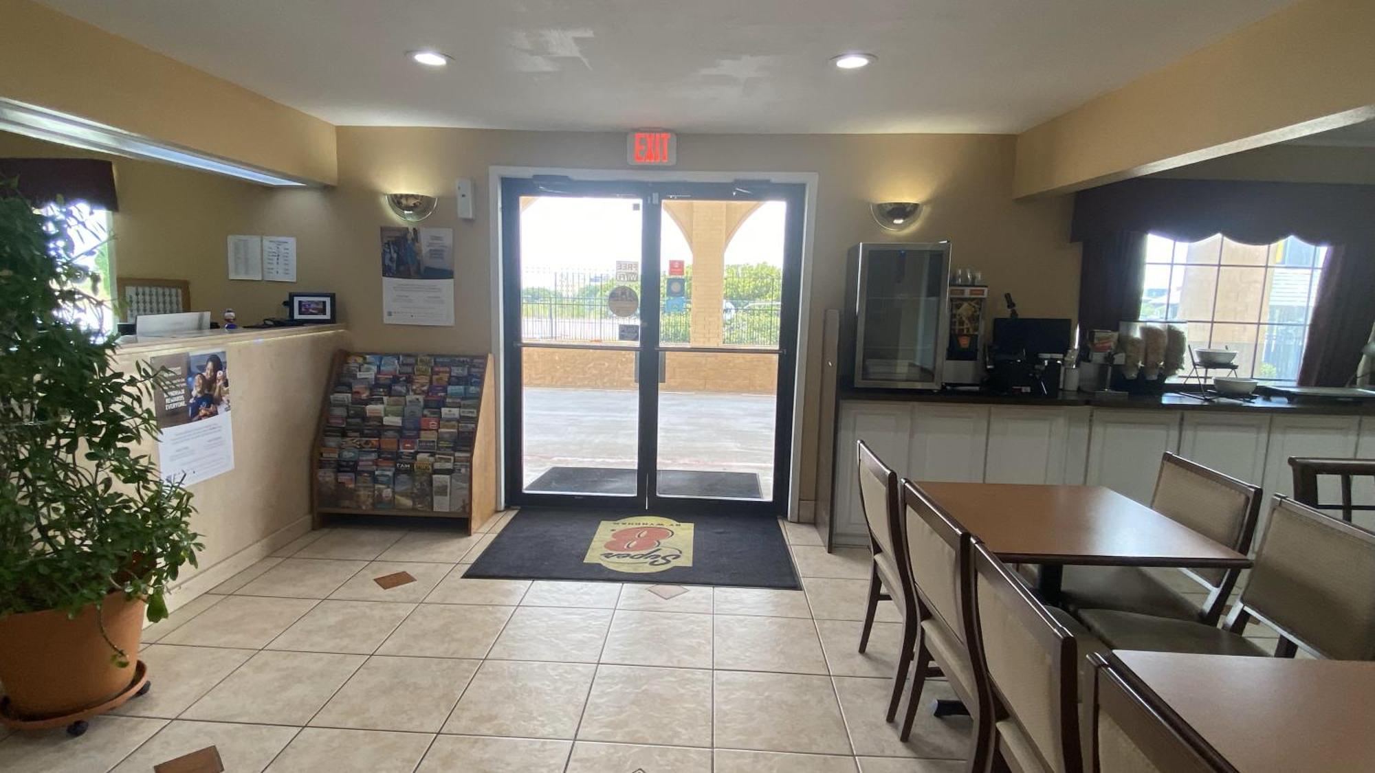 Super 8 By Wyndham Decatur Texas Hotel Bagian luar foto