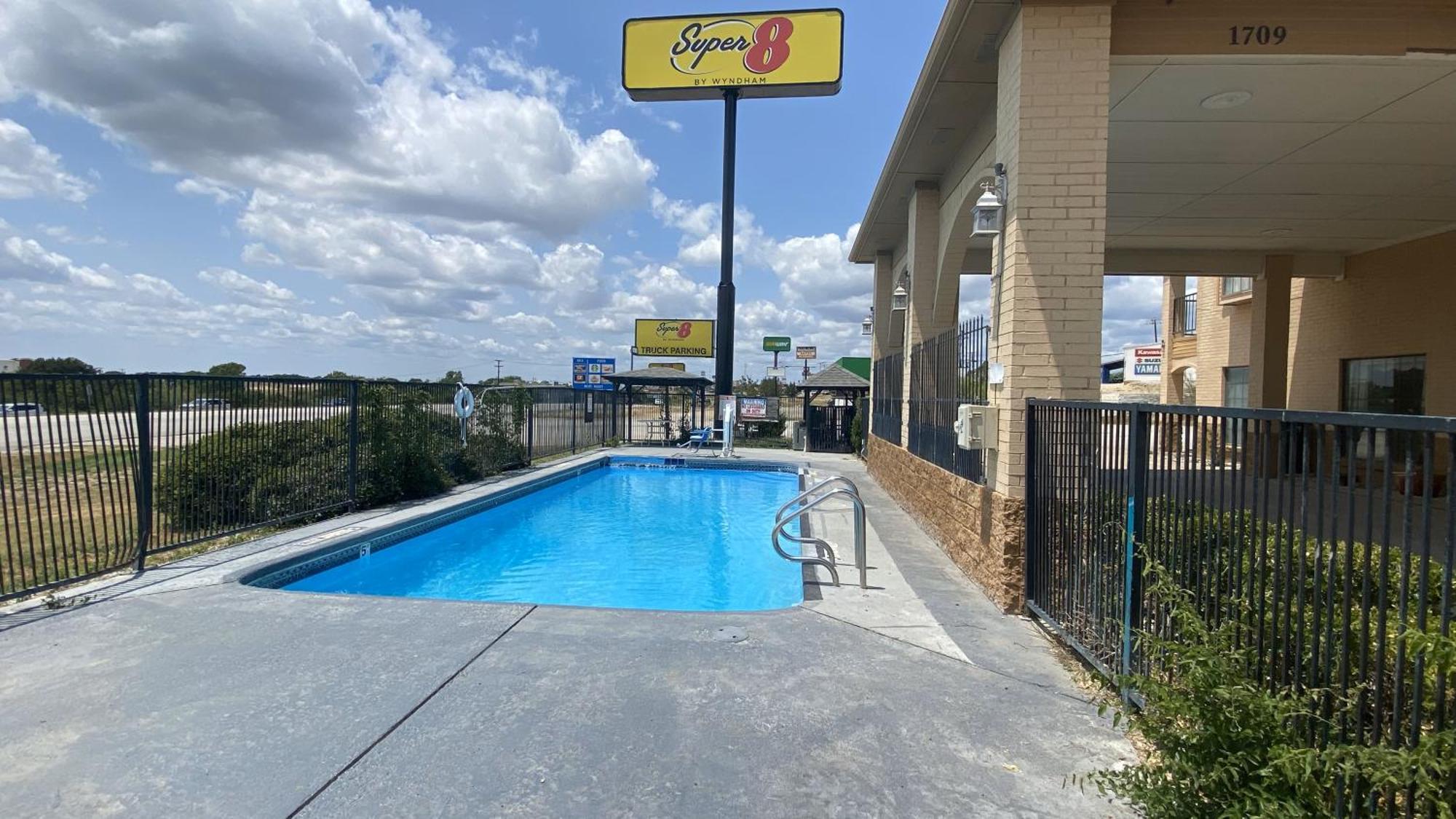 Super 8 By Wyndham Decatur Texas Hotel Bagian luar foto
