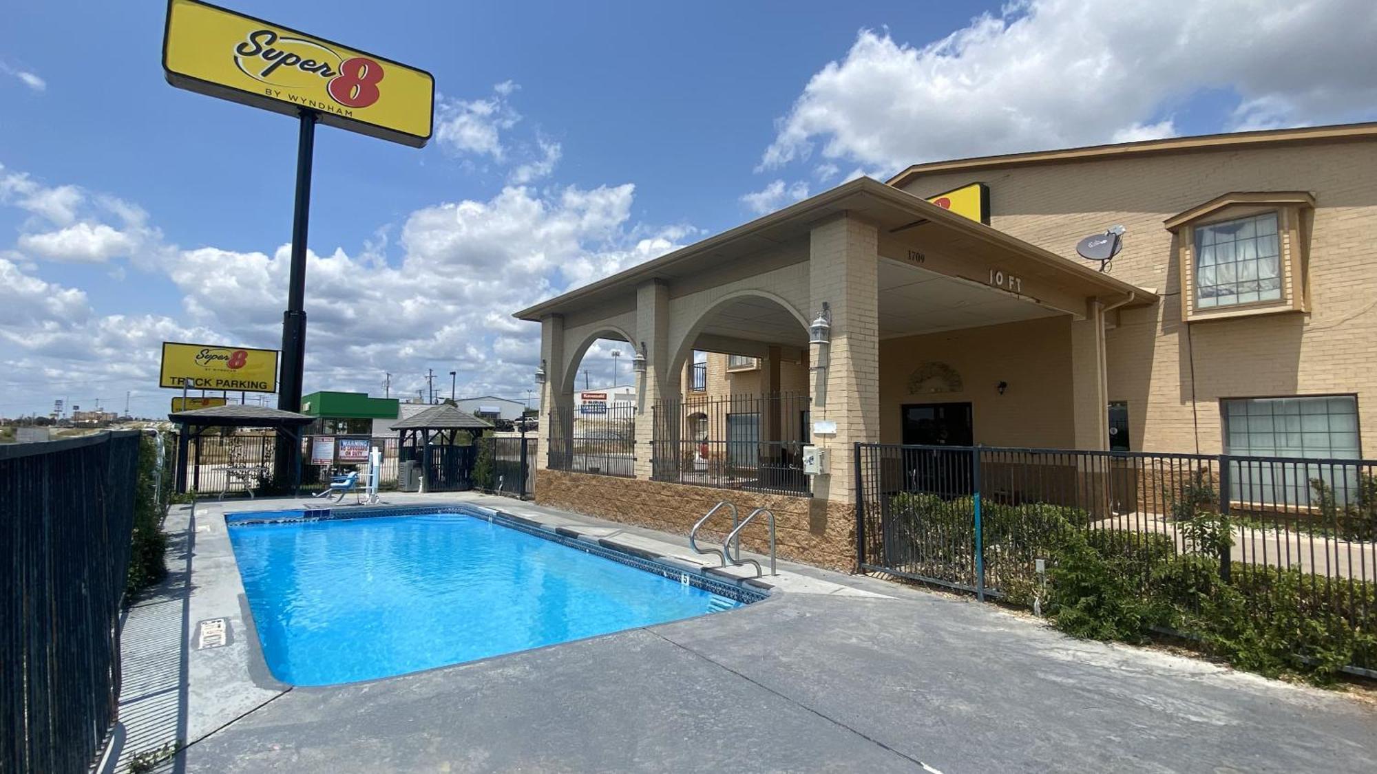 Super 8 By Wyndham Decatur Texas Hotel Bagian luar foto